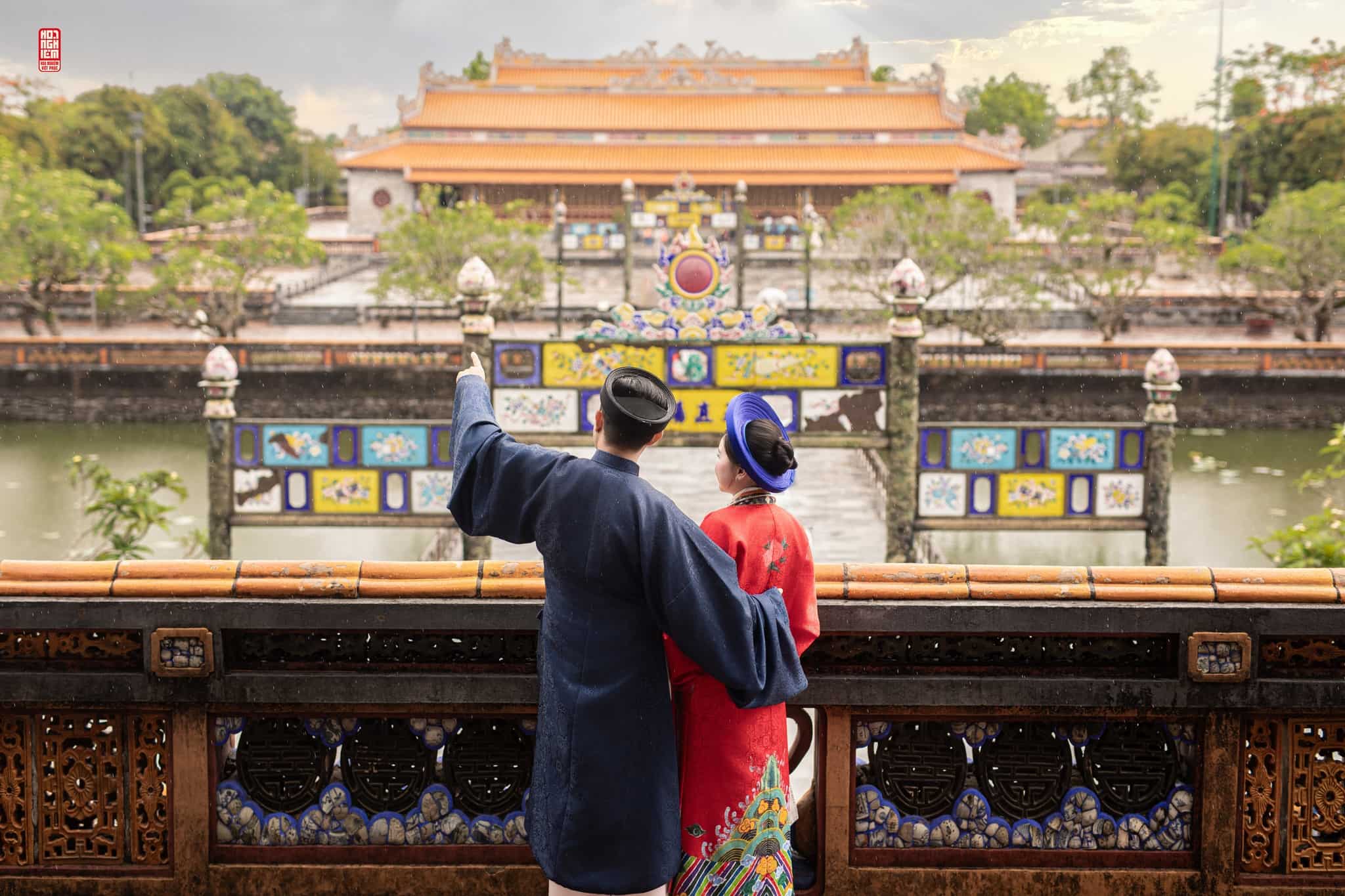 Việt phục cưới truyền thống trong không gian hoàng cung Việt phục cưới Nhật Bình – Áo Tấc trong không gian kiến trúc cung đình