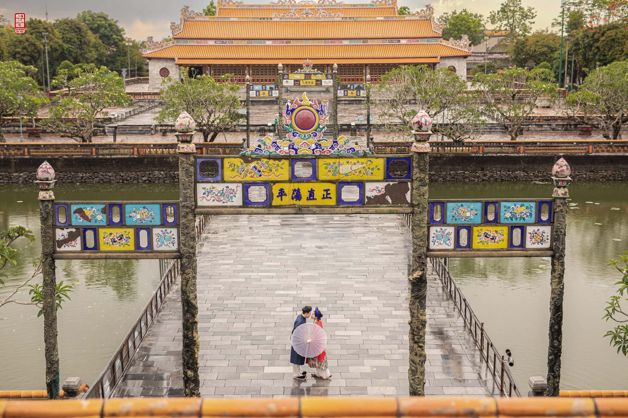 Hòa Duyên Tấn Phúc – Việt phục cưới Nhật Bình Áo Tấc Việt phục cưới Nhật Bình – Áo Tấc Hòa Duyên Tấn Phúc trong không gian hoàng cung Huế