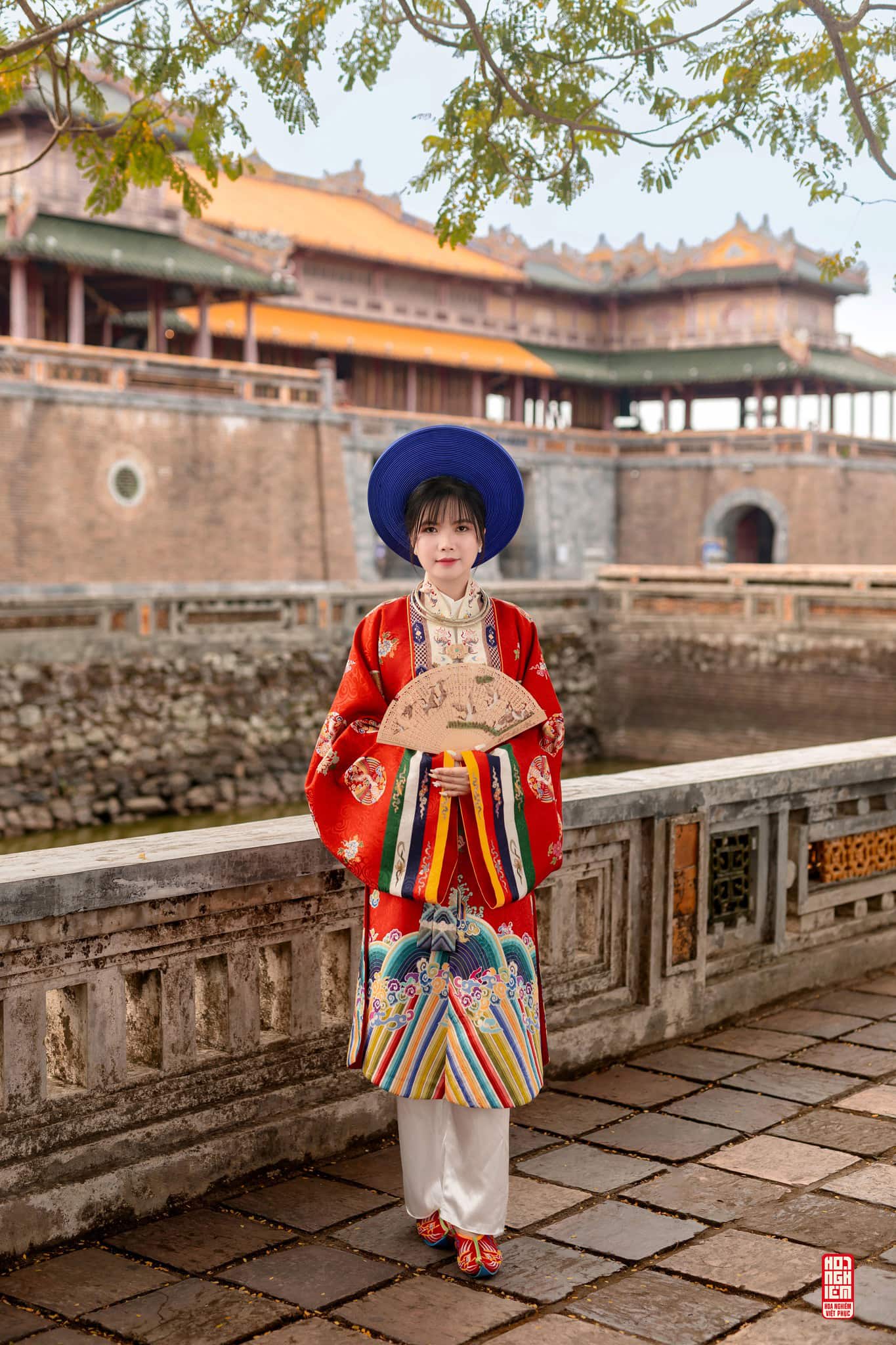 Việt phục cưới Nhật Bình – Phúc Duyên Hòa Hợp Cô dâu mặc Việt phục cưới Nhật Bình đỏ truyền thống trong bộ Phúc Duyên Hòa Hợp tại Hoàng thành Huế