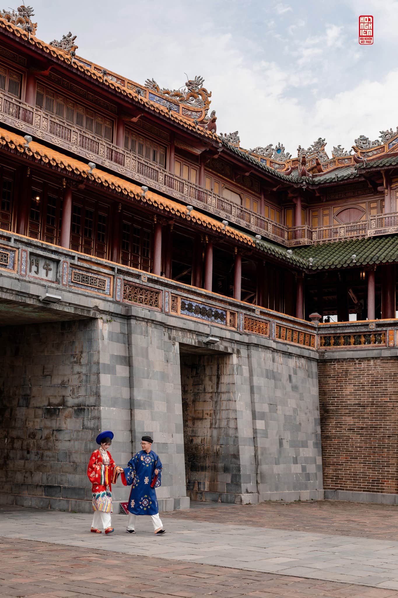 Khoảnh khắc hạnh phúc trong Việt phục cưới Cô dâu chú rể dạo bước trong Việt phục cưới Nhật Bình – Áo Tấc Phúc Duyên Hòa Hợp