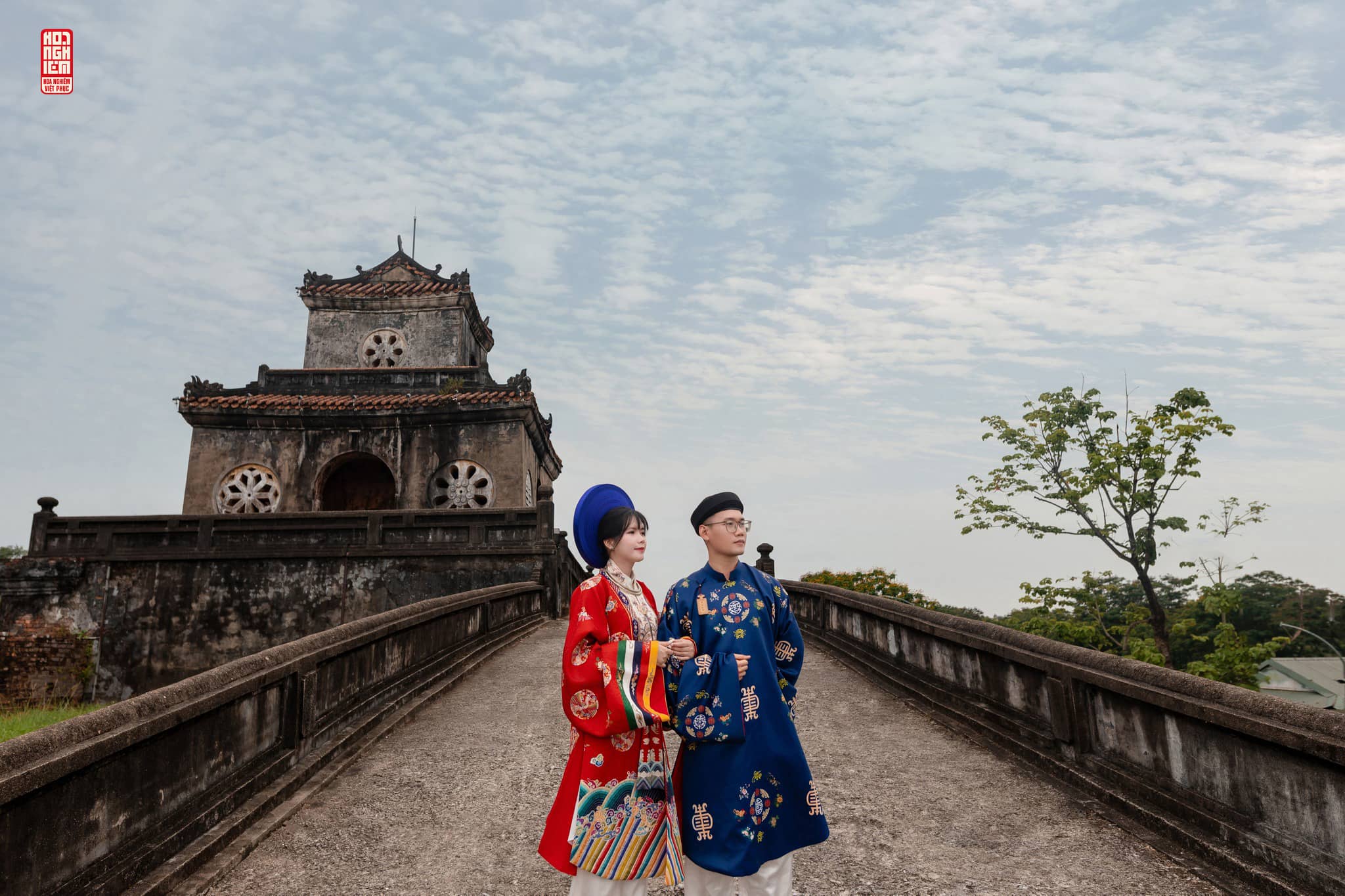 Việt phục cưới Nhật Bình – Áo Tấc Phúc Duyên Hòa Hợp tại Hoàng thành Huế Cặp đôi mặc Việt phục cưới Nhật Bình và Áo Tấc sánh bước trên cầu đá Hoàng thành Huế