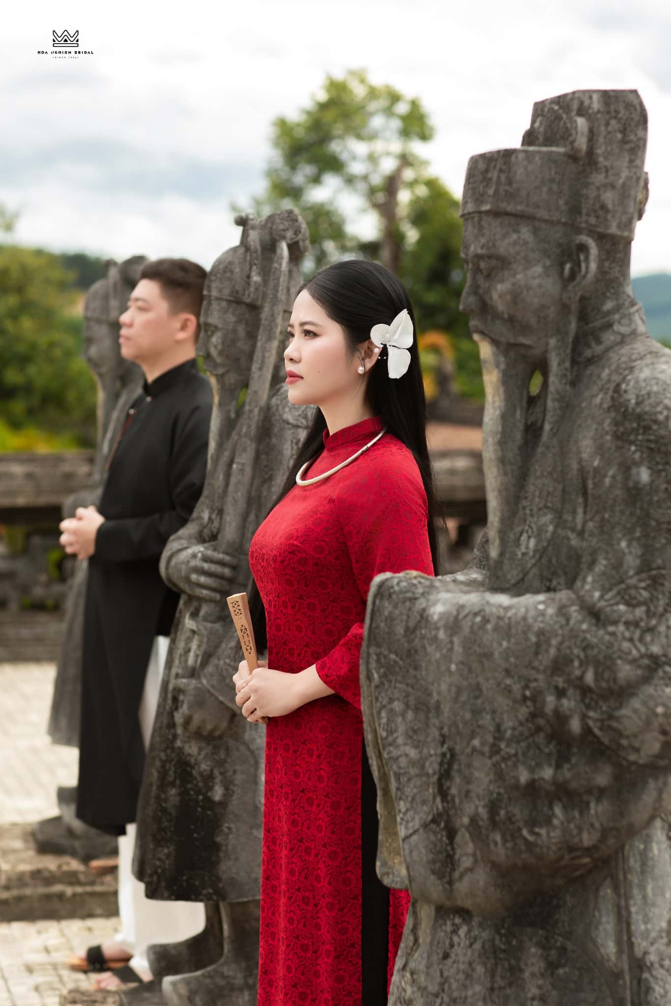 Việt phục đôi Hắc Hồng Trường Duyên – Tương Vọng Cổ Đình Việt phục đôi Hắc Hồng Trường Duyên với áo Ngũ Thân đen và áo dài đỏ đối diện trong kiến trúc cổ