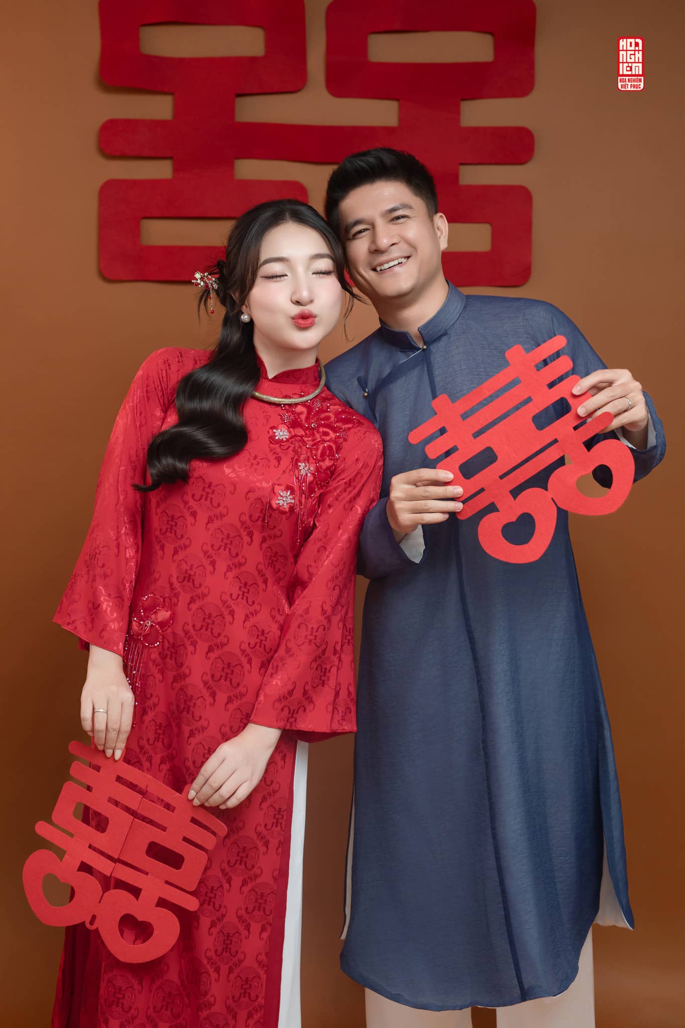 Tân Duyên Tương Hòa – Hỷ khí và hòa hợp Chi tiết áo Ngũ Thân và áo dài Tân Duyên Tương Hòa trong không khí hân hoan và gắn kết