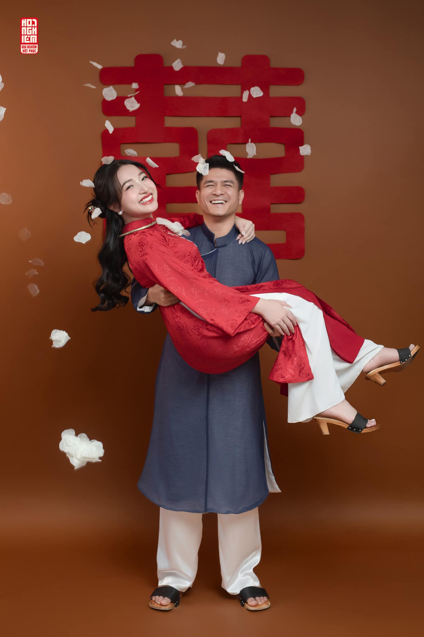 Khoảnh khắc viên mãn trong Việt phục đôi Khoảnh khắc hạnh phúc trong Việt phục đôi Ngũ Thân và Áo Dài Tân Duyên Tương Hòa