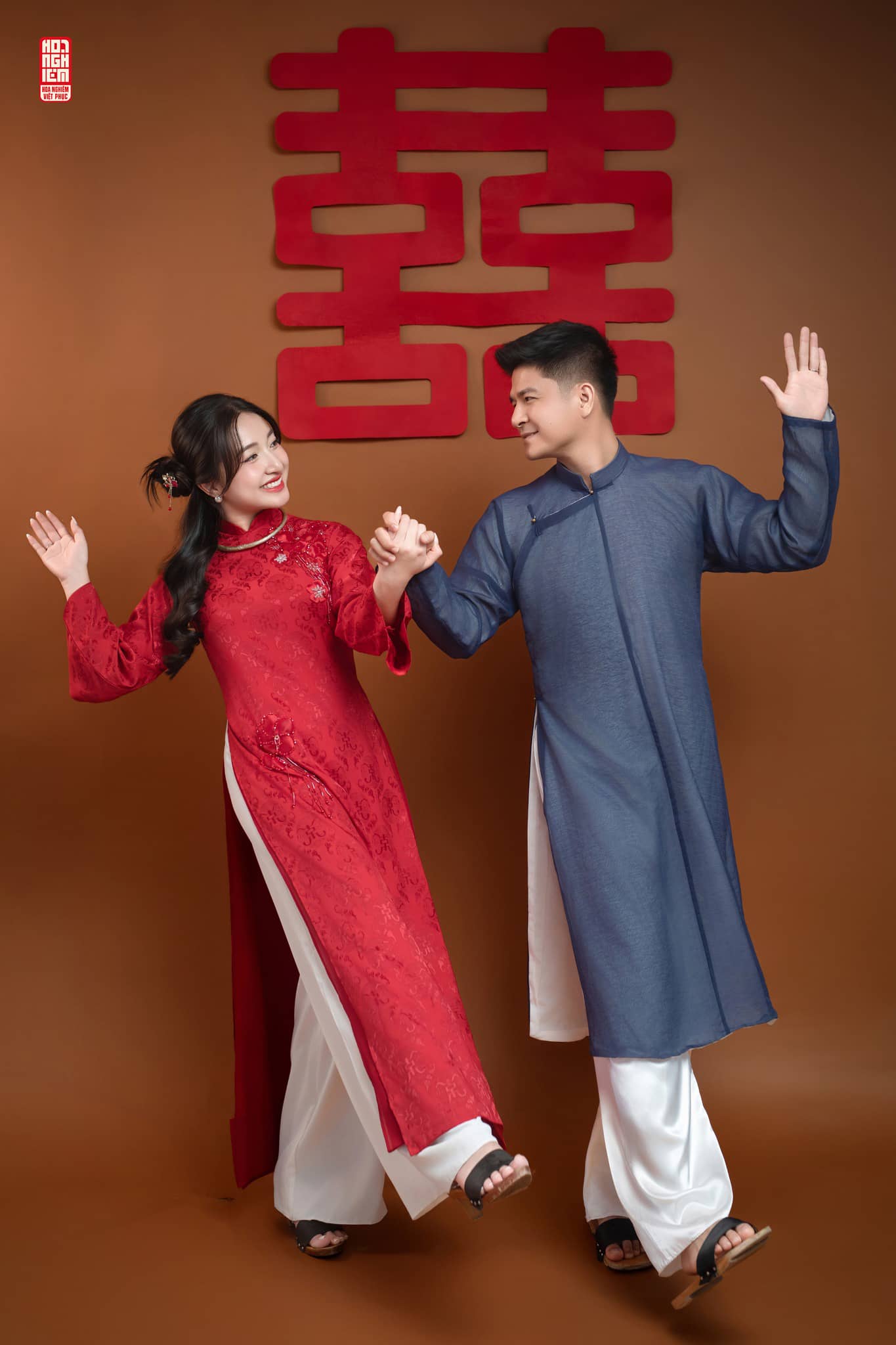 Việt phục đôi Ngũ Thân – Áo Dài Tân Duyên Tương Hòa Việt phục đôi Ngũ Thân và Áo Dài Tân Duyên Tương Hòa trong không gian truyền thống với chữ Song Hỷ