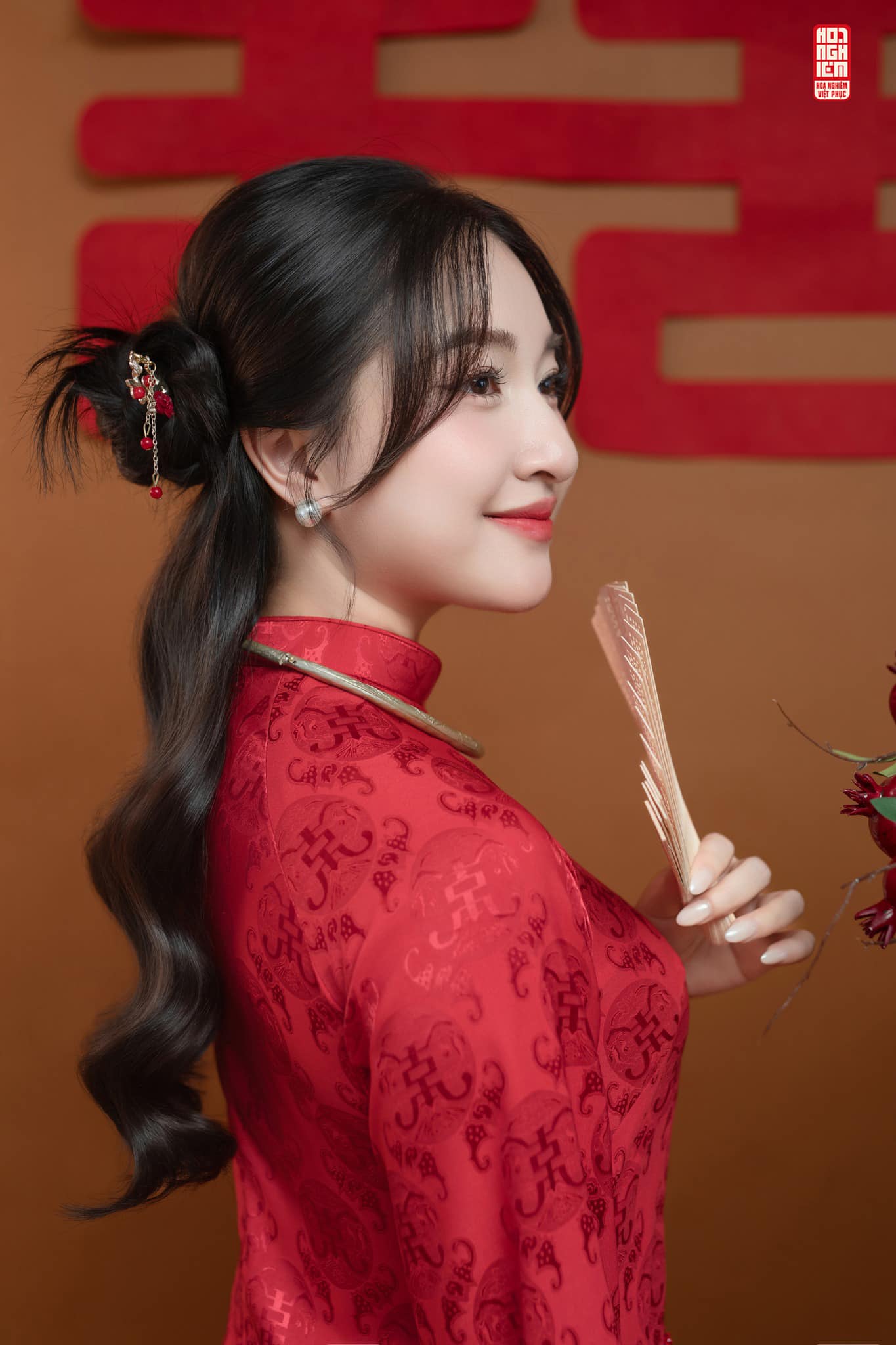 Chi tiết áo dài Tân Duyên Tương Hòa Chi tiết áo dài đỏ họa tiết truyền thống trong Việt phục đôi Tân Duyên Tương Hòa