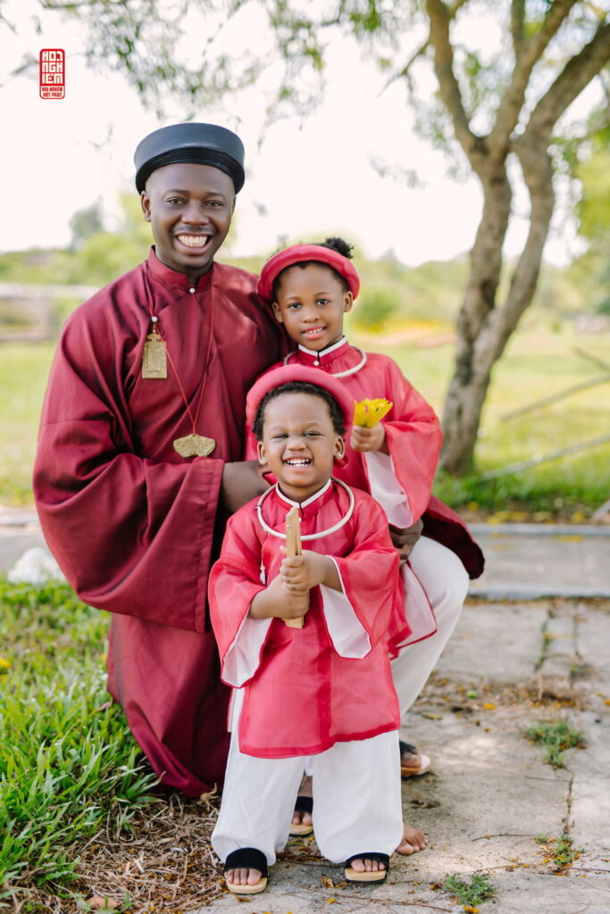 Ba bố con Karen – Kendra dạo chơi Đại Nội vào một ngày nắng đẹp Ba bố con Karen – Kendra dạo chơi Đại Nội vào một ngày nắng đẹp