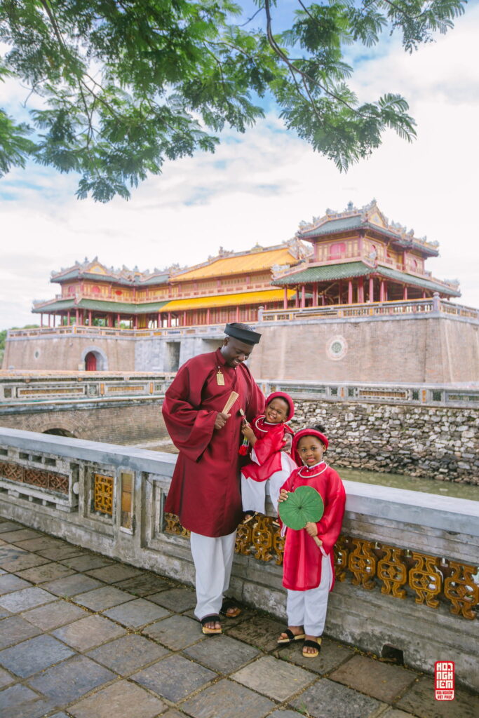 Gia đình Karen – Kendra dạo chơi Đại Nội vào một ngày nắng đẹp Gia đình Karen – Kendra dạo chơi Đại Nội vào một ngày nắng đẹp