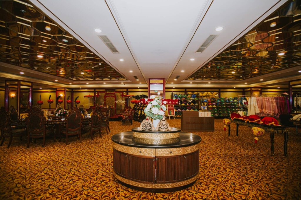 Không gian cung đình sang trọng tại chi nhánh Hoa Nghiêm Việt Phục tại TTC Imperial Huế Không gian cung đình sang trọng tại chi nhánh Hoa Nghiêm Việt Phục tại TTC Imperial Huế