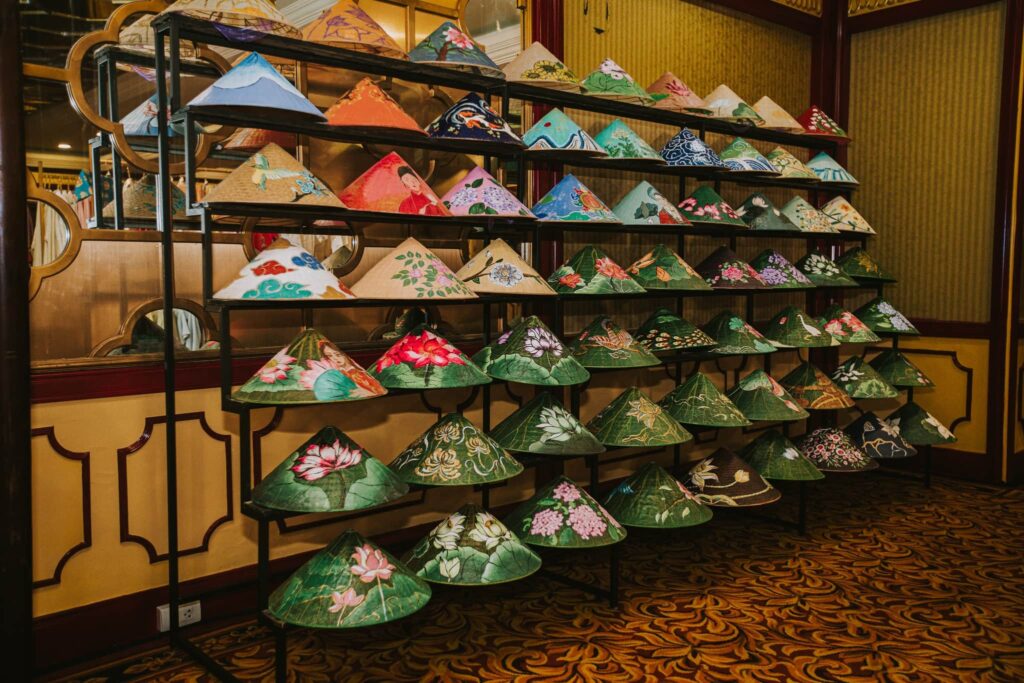 Không gian trưng bày nón lá nghệ thuật tại Hoa Nghiêm Việt Phục Không gian trưng bày nón lá nghệ thuật tại Hoa Nghiêm Việt Phục