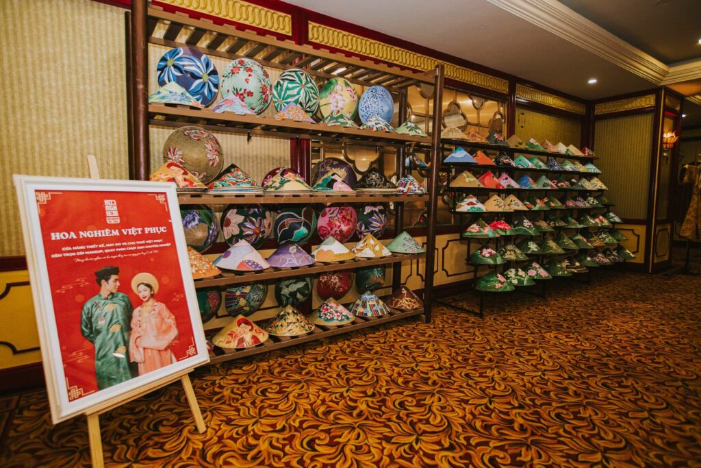 Khu vực trưng bày nón lá dành cho khách tham quan tìm hiểu Khu vực trưng bày nón lá dành cho khách tham quan tìm hiểu