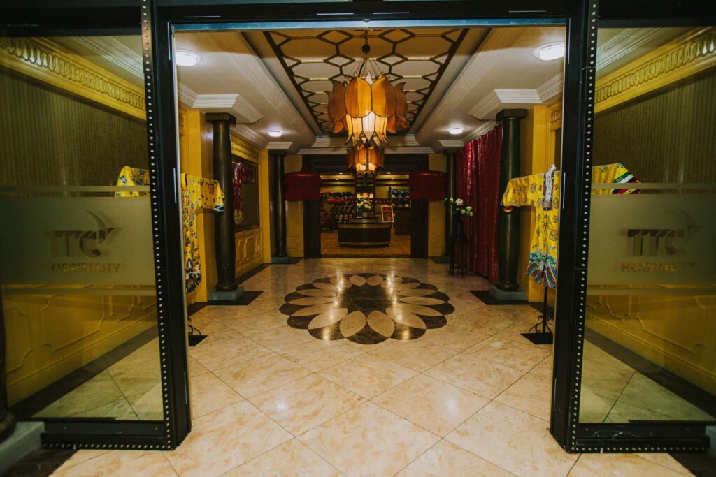 Lối đi dẫn vào chi nhánh Hoa Nghiêm Việt Phục tại TTC Imperial Huế Lối đi dẫn vào chi nhánh Hoa Nghiêm Việt Phục tại TTC Imperial Huế