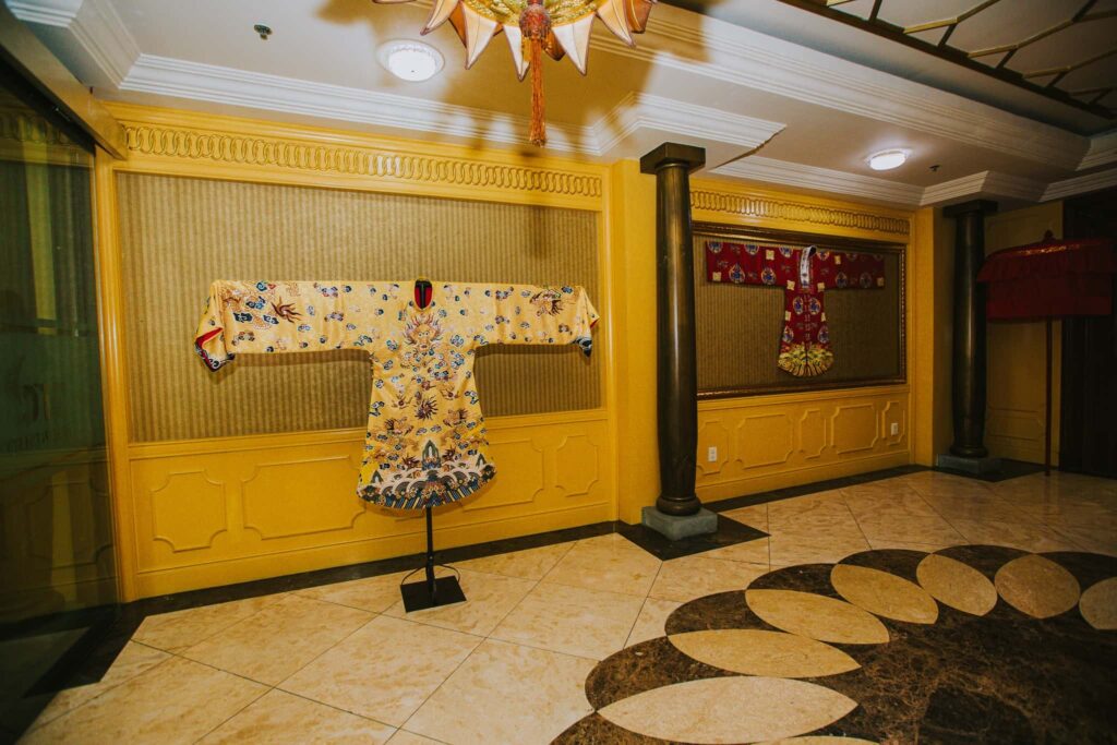 Khu vực trưng bày Việt phục cao cấp cung đình Khu vực trưng bày Việt phục cao cấp cung đình