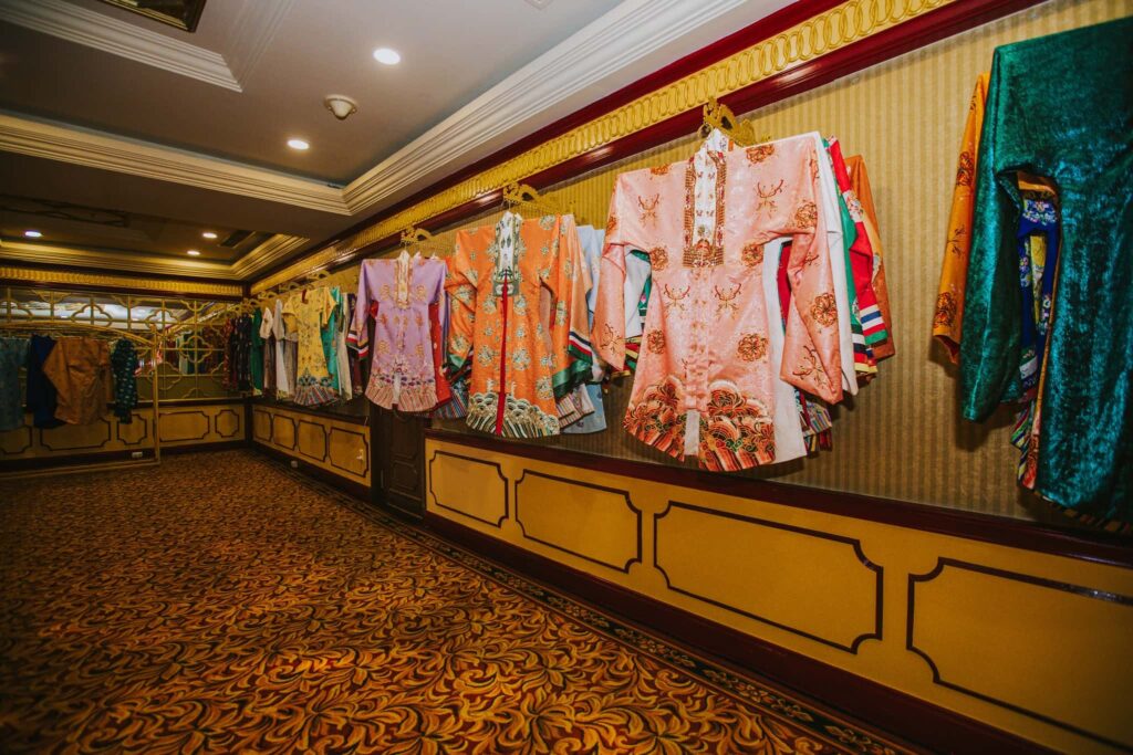 Khu vực trưng bày các trang phục cao cấp Khu vực trưng bày các trang phục cao cấp