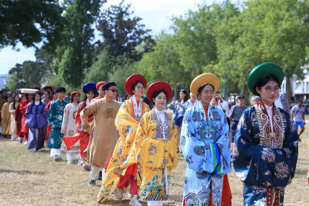 Đoàn diễu hành mang trang phục Hoa Nghiêm Việt Phục tại Festival Vietnam 2025 Lorient – Pháp Đoàn diễu hành mang trang phục Hoa Nghiêm Việt Phục tại Festival Vietnam 2025 Lorient – Pháp