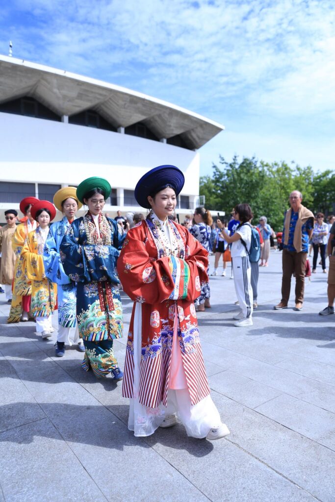 Đoàn diễu hành mang trang phục Hoa Nghiêm Việt Phục tại Festival Vietnam 2025 Lorient – Pháp Đoàn diễu hành mang trang phục Hoa Nghiêm Việt Phục tại Festival Vietnam 2025 Lorient – Pháp
