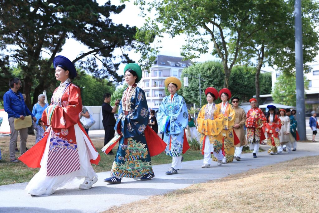 Đoàn diễu hành mang trang phục Hoa Nghiêm Việt Phục tại Festival Vietnam 2025 Lorient – Pháp Đoàn diễu hành mang trang phục Hoa Nghiêm Việt Phục tại Festival Vietnam 2025 Lorient – Pháp