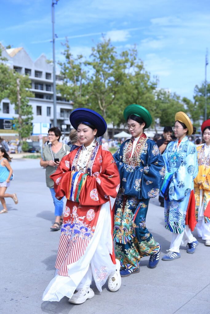 Đoàn diễu hành mang trang phục Hoa Nghiêm Việt Phục tại Festival Vietnam 2025 Lorient – Pháp Đoàn diễu hành mang trang phục Hoa Nghiêm Việt Phục tại Festival Vietnam 2025 Lorient – Pháp