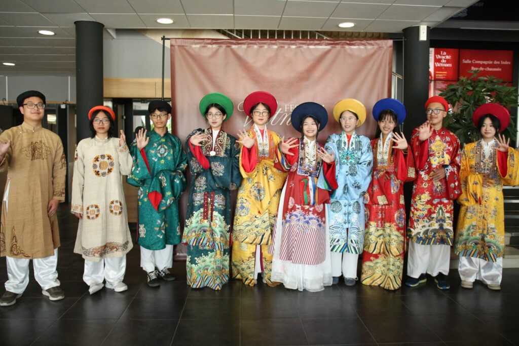 Hành trình lan tỏa Cổ Phục và Áo Dài đến bạn bè quốc tế của Hoa Nghiêm Việt Phục tại Festival Vietnam 2025 Lorient – Pháp Hành trình lan tỏa Cổ Phục và Áo Dài đến bạn bè quốc tế của Hoa Nghiêm Việt Phục tại Festival Vietnam 2025 Lorient – Pháp