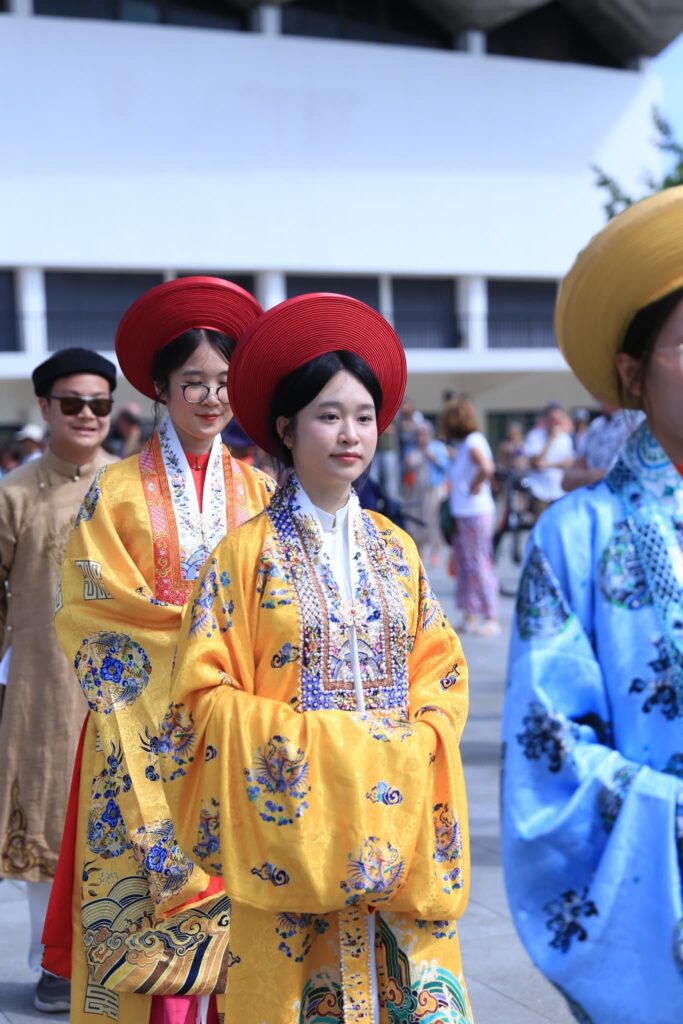 Đoàn diễu hành mang trang phục Hoa Nghiêm Việt Phục tại Festival Vietnam 2025 Lorient – Pháp Đoàn diễu hành mang trang phục Hoa Nghiêm Việt Phục tại Festival Vietnam 2025 Lorient – Pháp
