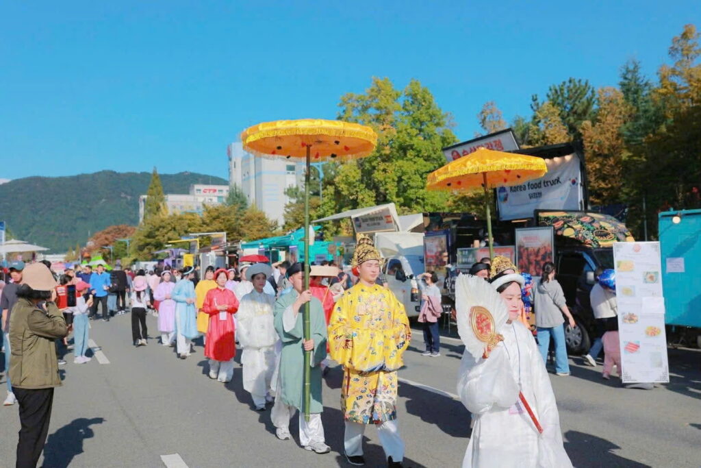 Đoàn người diễu hành mặc Cổ phục của Hoa Nghiêm Việt Phục tại Lễ hội Đa văn hoá MAMF 2025 ở thành phố Changwon, Hàn Quốc Đoàn người diễu hành mặc Cổ phục của Hoa Nghiêm Việt Phục tại Lễ hội Đa văn hoá MAMF 2025 ở thành phố Changwon, Hàn Quốc