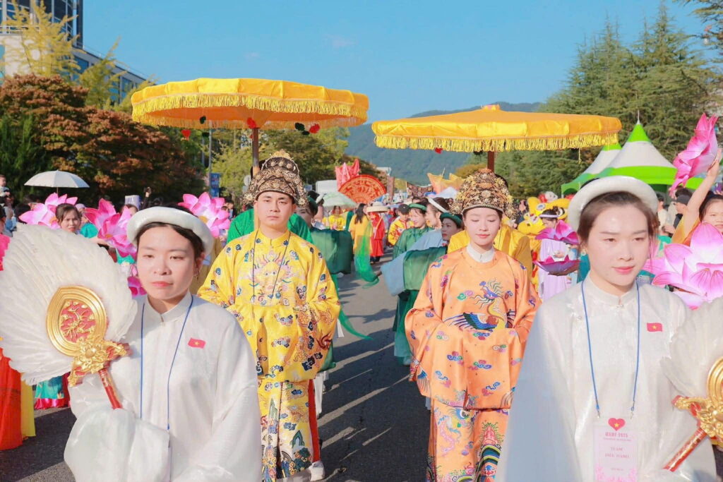 Hoa Nghiêm Việt Phục tại Lễ hội Đa văn hoá MAMF 2025 ở thành phố Changwon, Hàn Quốc Hoa Nghiêm Việt Phục tại Lễ hội Đa văn hoá MAMF 2025 ở thành phố Changwon, Hàn Quốc