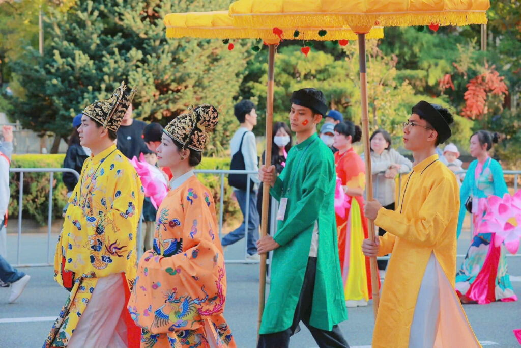 Cổ phục của Hoa Nghiêm Việt Phục tại Lễ hội Đa văn hoá MAMF 2025 ở thành phố Changwon, Hàn Quốc Cổ phục của Hoa Nghiêm Việt Phục tại Lễ hội Đa văn hoá MAMF 2025 ở thành phố Changwon, Hàn Quốc