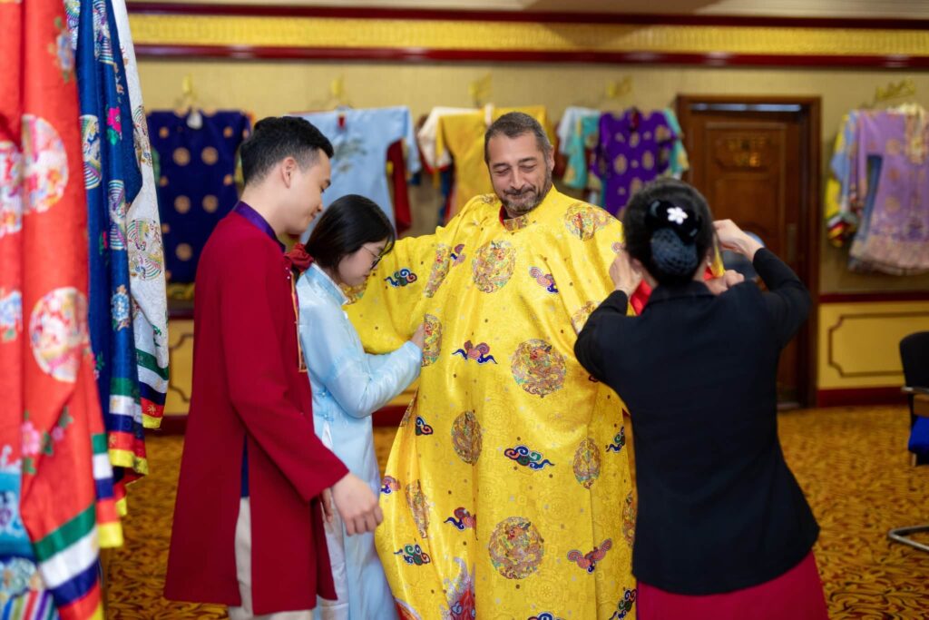 Khách quốc tế thử trang phục tại Hoa Nghiêm Việt Phục chi nhánh TTC Imperial Huế Khách quốc tế thử trang phục tại Hoa Nghiêm Việt Phục chi nhánh TTC Imperial Huế