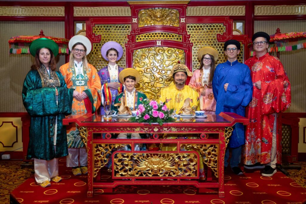 Khách quốc tế đặt dịch vụ tại Hoa Nghiêm Việt Phục chi nhánh TTC Imperial Huế Khách quốc tế đặt dịch vụ tại Hoa Nghiêm Việt Phục chi nhánh TTC Imperial Huế