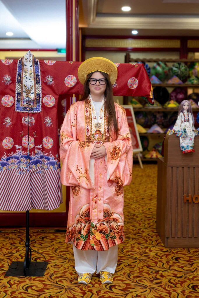 Khách quốc tế hào hứng check in tại Hoa Nghiêm Việt Phục chi nhánh TTC Imperial Huế Khách quốc tế hào hứng check in tại Hoa Nghiêm Việt Phục chi nhánh TTC Imperial Huế