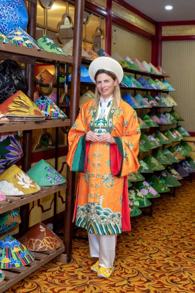 Khách quốc tế hào hứng check in khu vực nón lá tại Hoa Nghiêm Việt Phục chi nhánh TTC Imperial Huế Khách quốc tế hào hứng check in khu vực nón lá tại Hoa Nghiêm Việt Phục chi nhánh TTC Imperial Huế