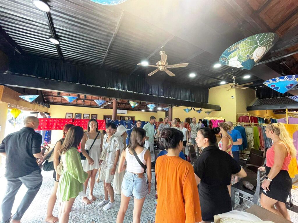 Dàn phụ dâu phụ rể là người nước ngoài đến chọn Cổ phục tại Hoa Nghiêm để chuẩn bị cho đám cưới Dàn phụ dâu phụ rể là người nước ngoài đến chọn Cổ phục tại Hoa Nghiêm để chuẩn bị cho đám cưới