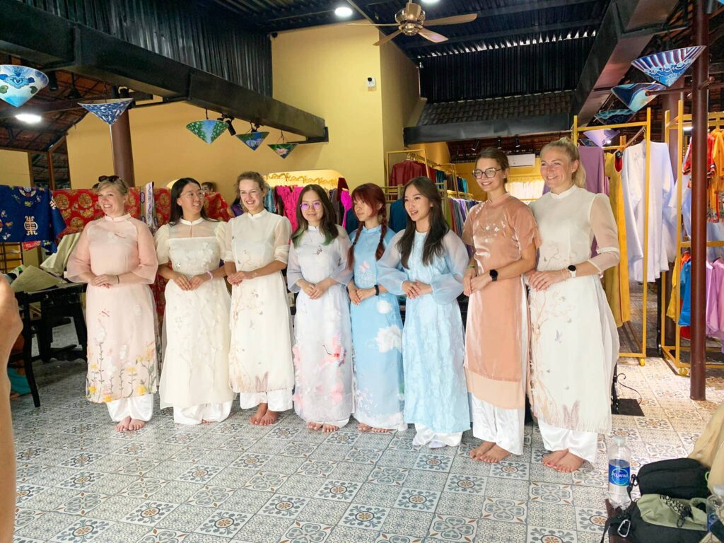 Khách hàng là người nước ngoài sử dụng Cổ phục Hoa Nghiêm để làm trang phục cưới Khách hàng là người nước ngoài sử dụng Cổ phục Hoa Nghiêm để làm trang phục cưới