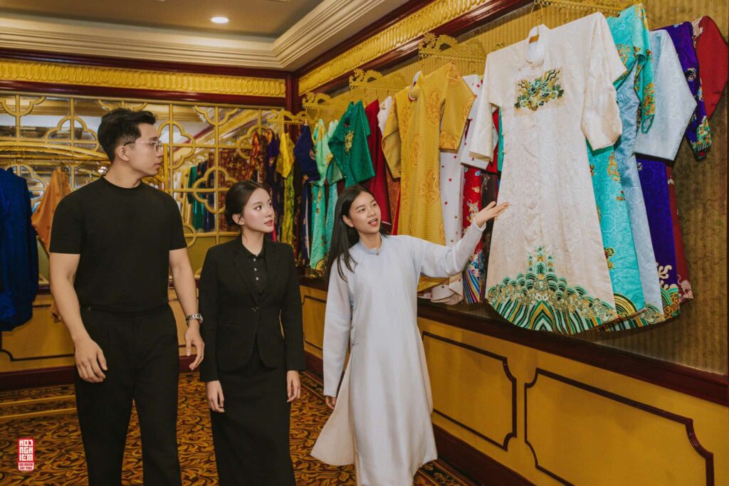 Khách tham quan không gian chi nhánh Hoa Nghiêm Việt Phục tại TTC Imperial Huế Khách tham quan không gian chi nhánh Hoa Nghiêm Việt Phục tại TTC Imperial Huế