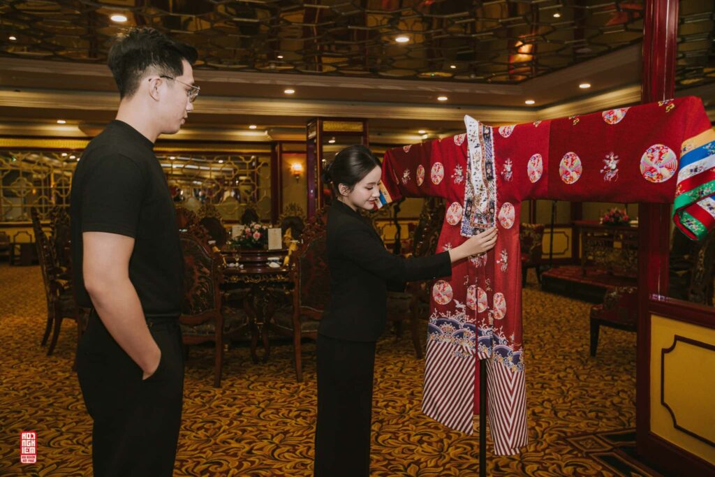 Khách tham quan tìm hiểu trang phục Hoa Nghiêm Việt Phục tại TTC Imperial Huế Khách tham quan tìm hiểu trang phục Hoa Nghiêm Việt Phục tại TTC Imperial Huế