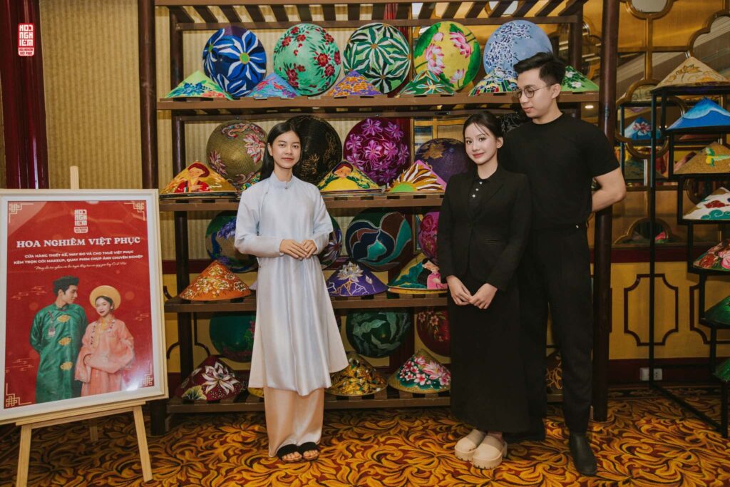 Khách tham quan không gian trưng bày nón lá chi nhánh Hoa Nghiêm Việt Phục tại TTC Imperial Huế Khách tham quan không gian trưng bày nón lá chi nhánh Hoa Nghiêm Việt Phục tại TTC Imperial Huế