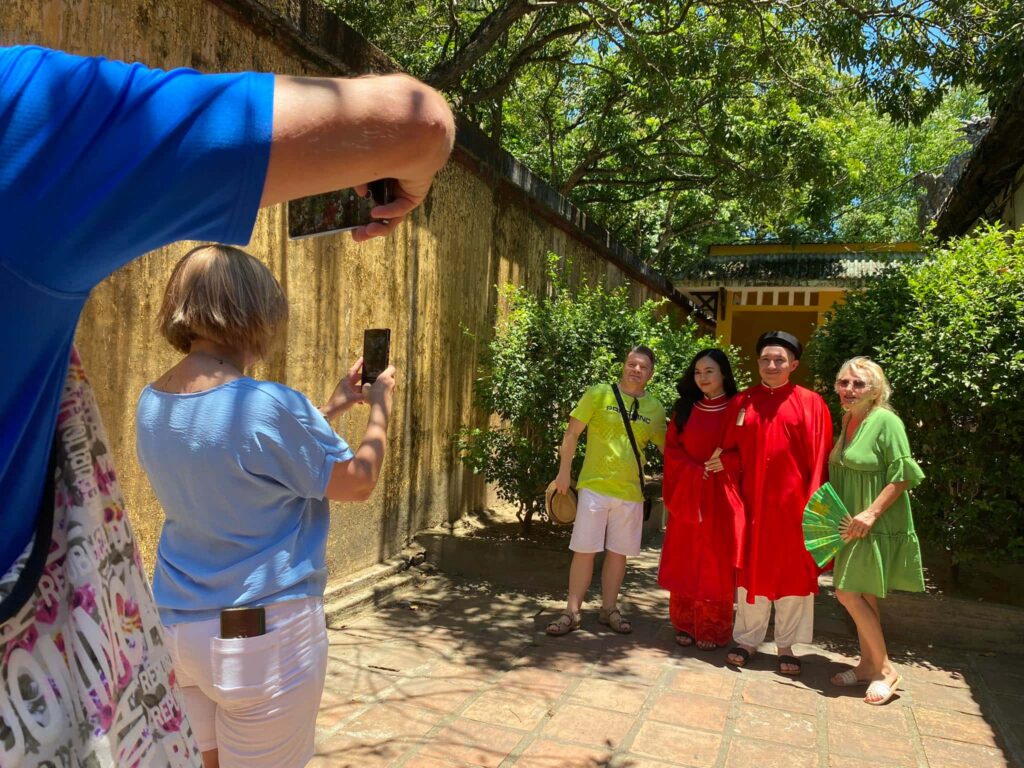 Nhiều khách du lịch hào hứng xin chụp một kiểu ảnh checkin cùng Cổ phục Hoa Nghiêm Nhiều khách du lịch hào hứng xin chụp một kiểu ảnh checkin cùng Cổ phục Hoa Nghiêm