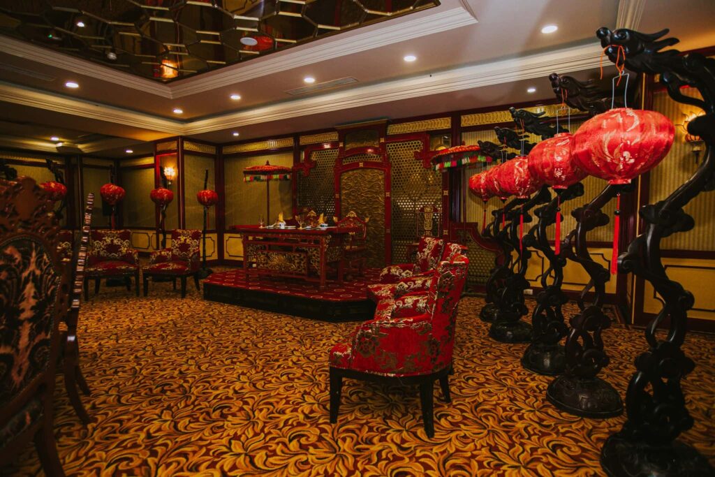 Không gian chi nhánh Hoa Nghiêm Việt Phục tại TTC Imperial Huế