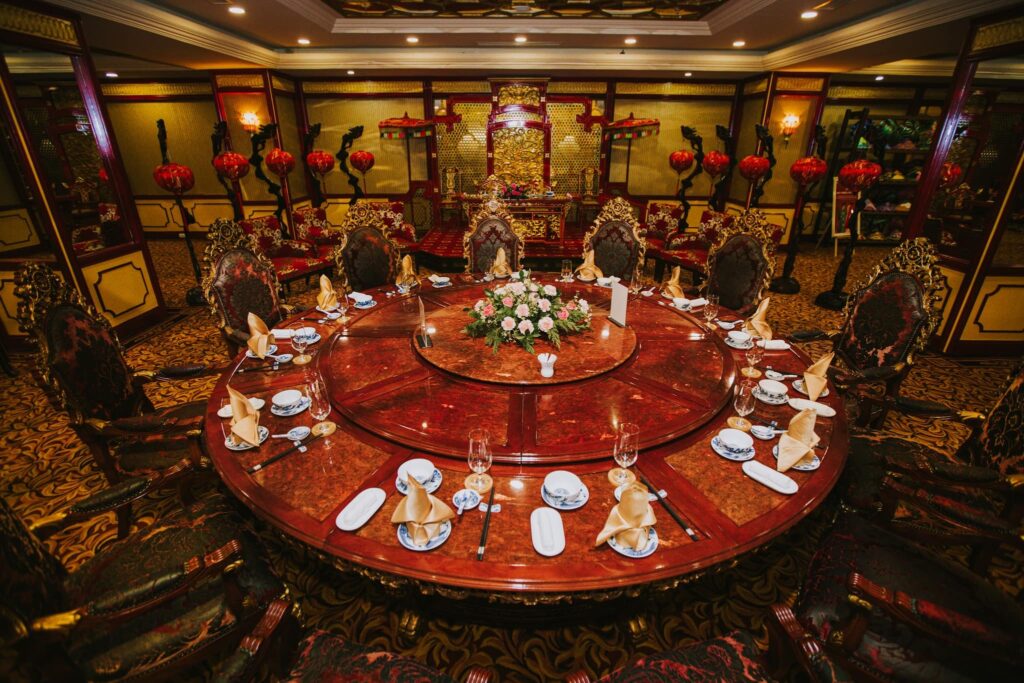 Không gian chi nhánh Hoa Nghiêm Việt Phục tại TTC Imperial Huế