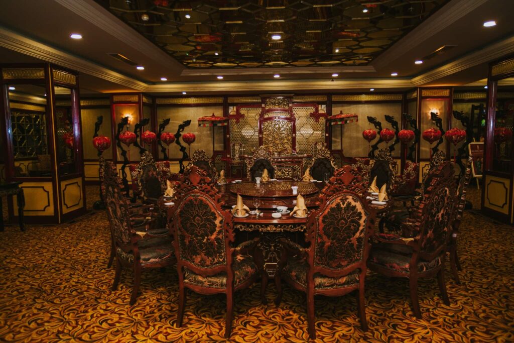 Không gian chi nhánh Hoa Nghiêm Việt Phục tại TTC Imperial Huế