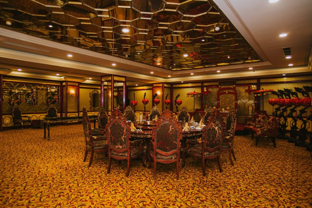 Không gian chi nhánh Hoa Nghiêm Việt Phục tại TTC Imperial Huế