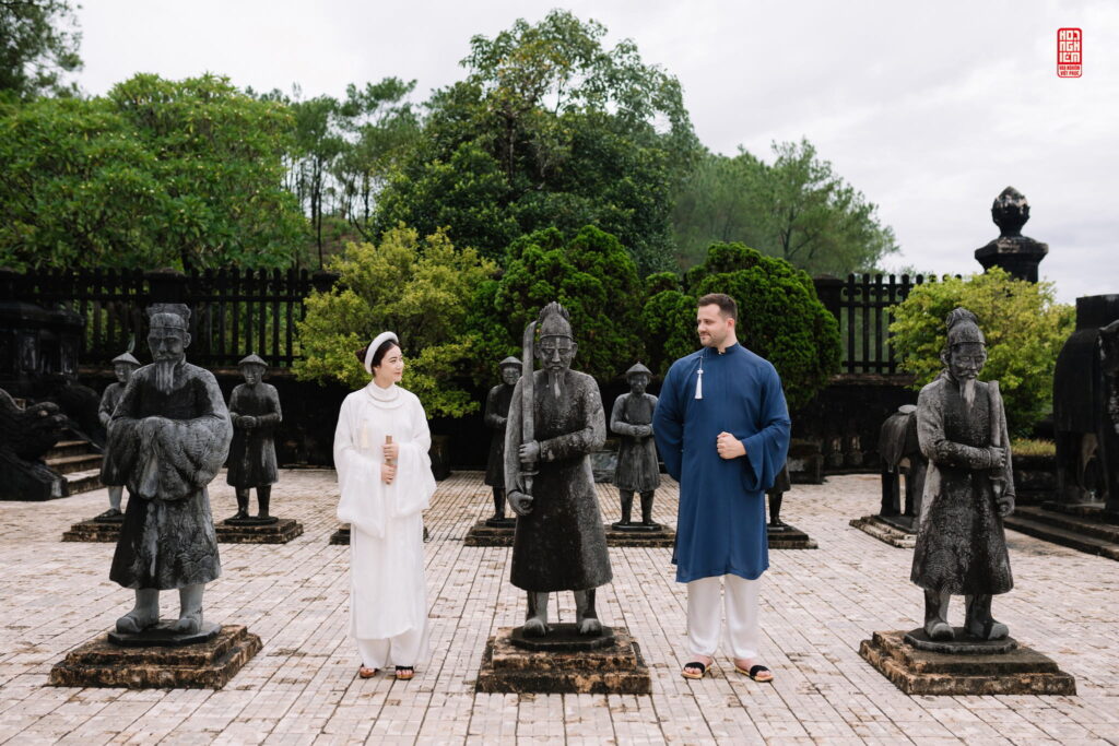 Du khách quốc tế lựa chọn Cổ phục tại Hoa Nghiêm Việt Phục cho hành trình du lịch Huế, Việt Nam Du khách quốc tế lựa chọn Cổ phục tại Hoa Nghiêm Việt Phục cho hành trình du lịch Huế, Việt Nam