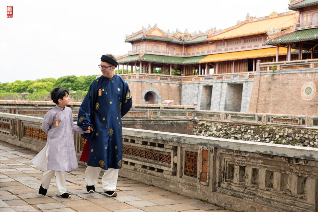 Khách nước ngoài yêu thích lựa chọn Cổ phục tại Hoa Nghiêm Việt Phục cho chuyến du lịch Huế Khách nước ngoài yêu thích lựa chọn Cổ phục tại Hoa Nghiêm Việt Phục cho chuyến du lịch Huế