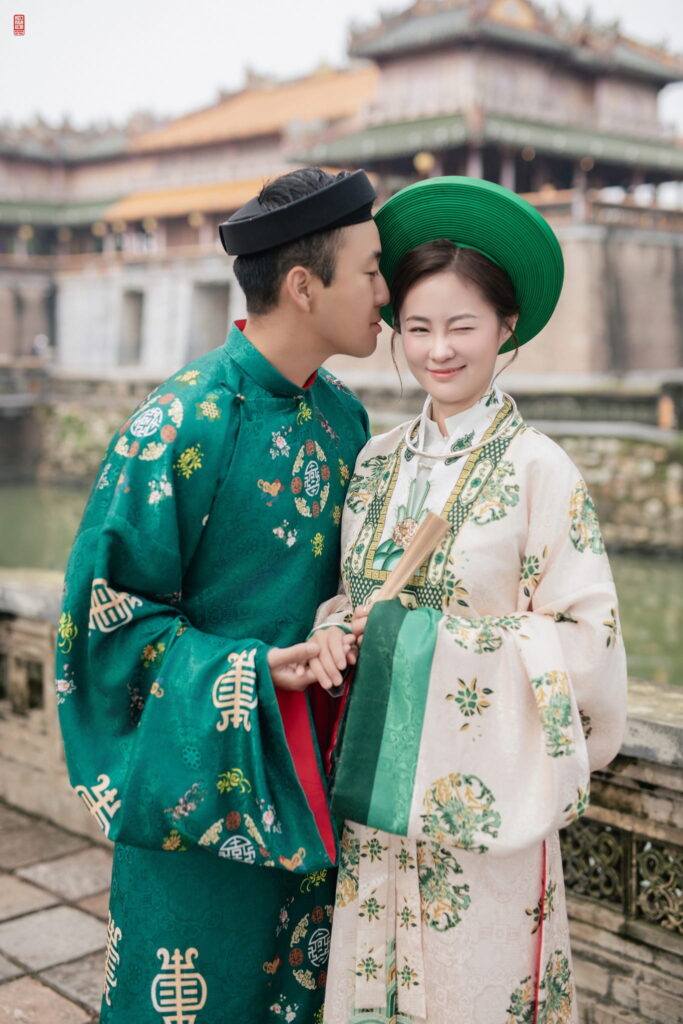 Ngày càng nhiều du khách quốc tế lựa chọn Cổ phục tại Hoa Nghiêm Việt Phục cho chuyến du lịch Việt Nam của mình Ngày càng nhiều du khách quốc tế lựa chọn Cổ phục tại Hoa Nghiêm Việt Phục cho chuyến du lịch Việt Nam của mình