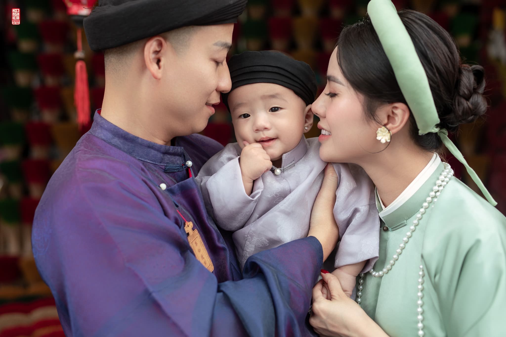 Gia đình 3 người mặc cổ phục truyền thống áo Tấc và Ngũ Thân, concept chụp ảnh gia đình Huế