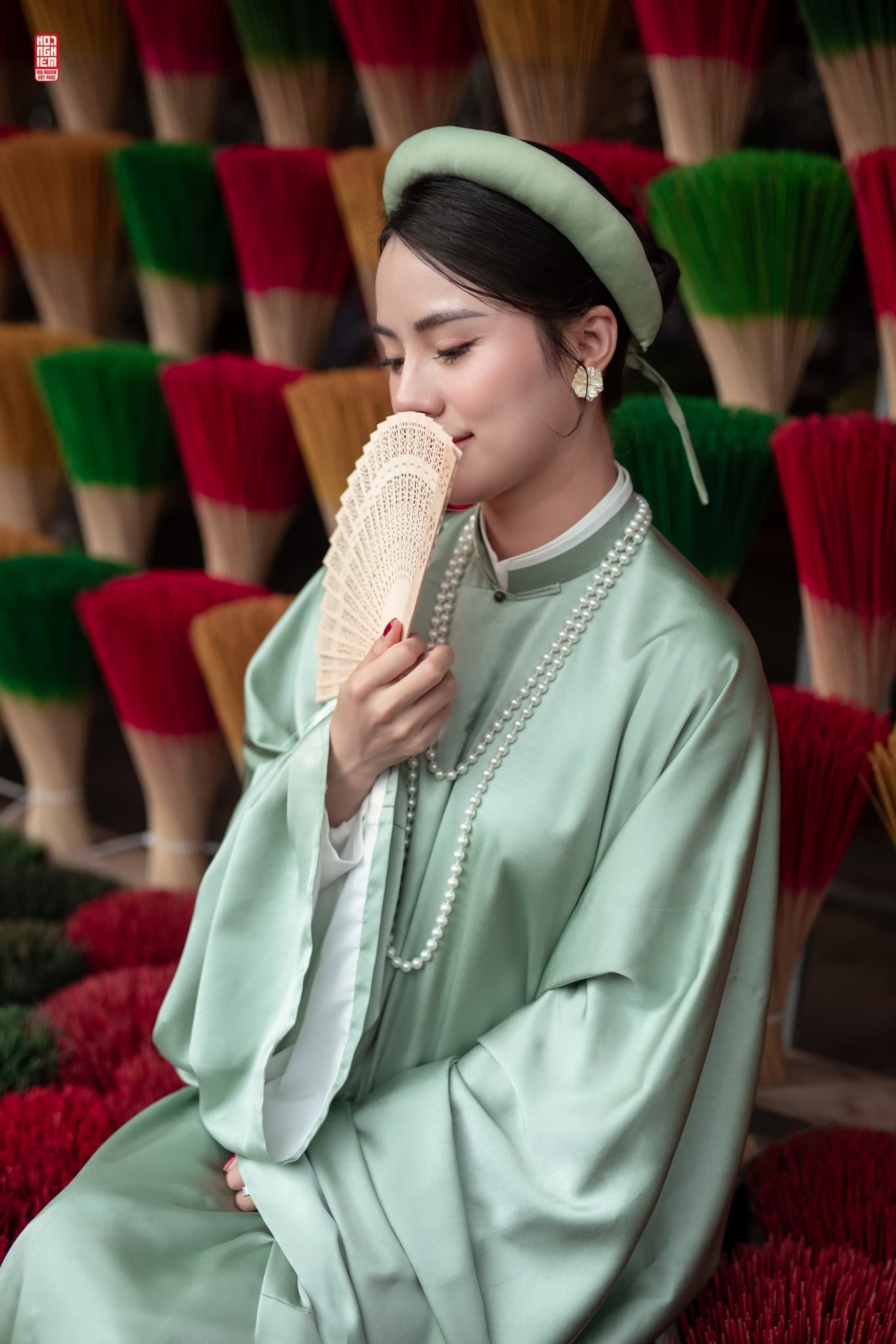 Cổ phục mẹ màu xanh ngọc – gia đình 3 người Mẹ mặc cổ phục Việt Nam màu xanh ngọc, phong cách truyền thống thanh lịch cho gia đình 3 người có bé nhỏ