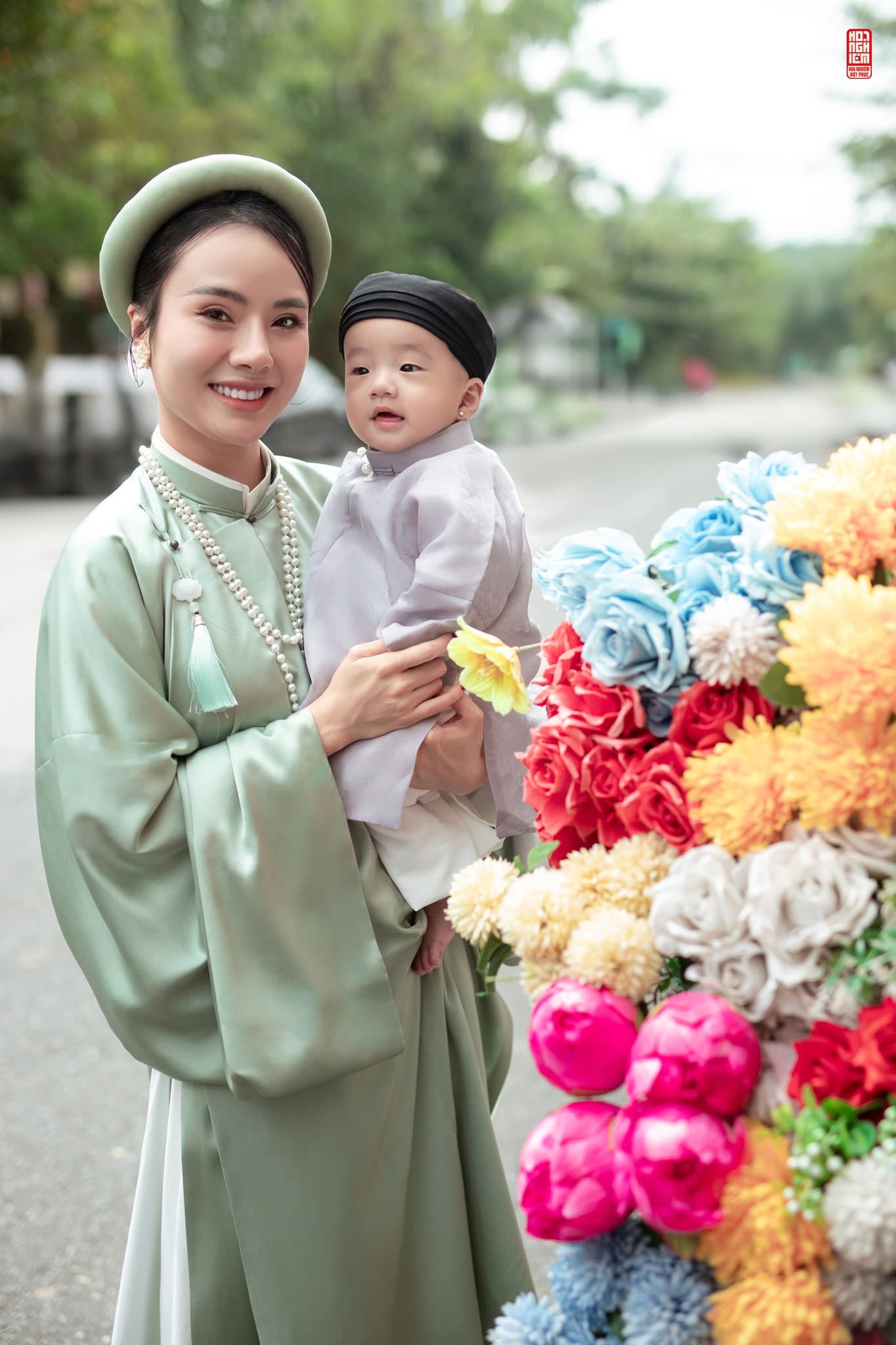 Mẹ và bé trong cổ phục truyền thống Huế Mẹ và bé mặc cổ phục truyền thống với áo Tấc xanh và Ngũ Thân cho bé tại Huế