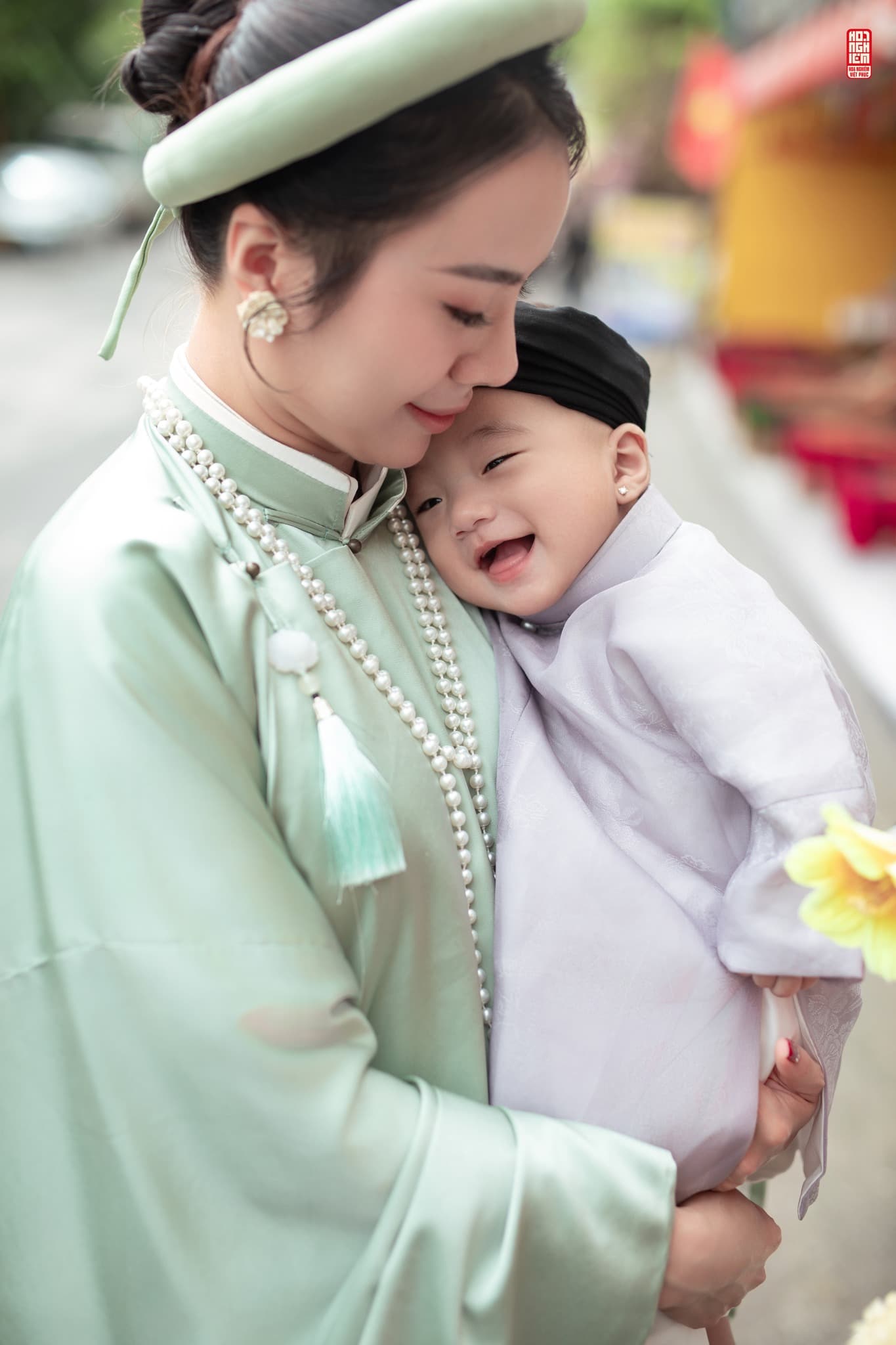 Cổ phục mẹ và bé – gia đình 3 người Mẹ và bé mặc cổ phục gia đình 3 người, em bé vài tháng tuổi trong trang phục truyền thống Việt Nam