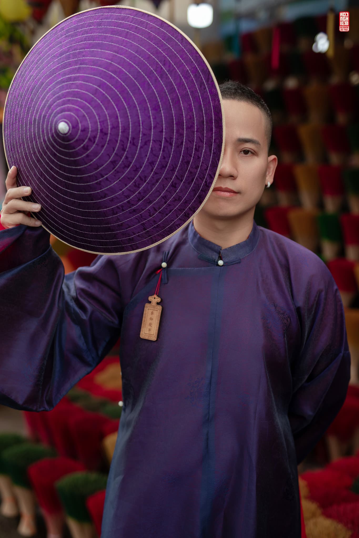 Cổ phục nam màu tím – gia đình 3 người Bố mặc cổ phục nam màu tím than, trang phục gia đình 3 người phong cách truyền thống Việt