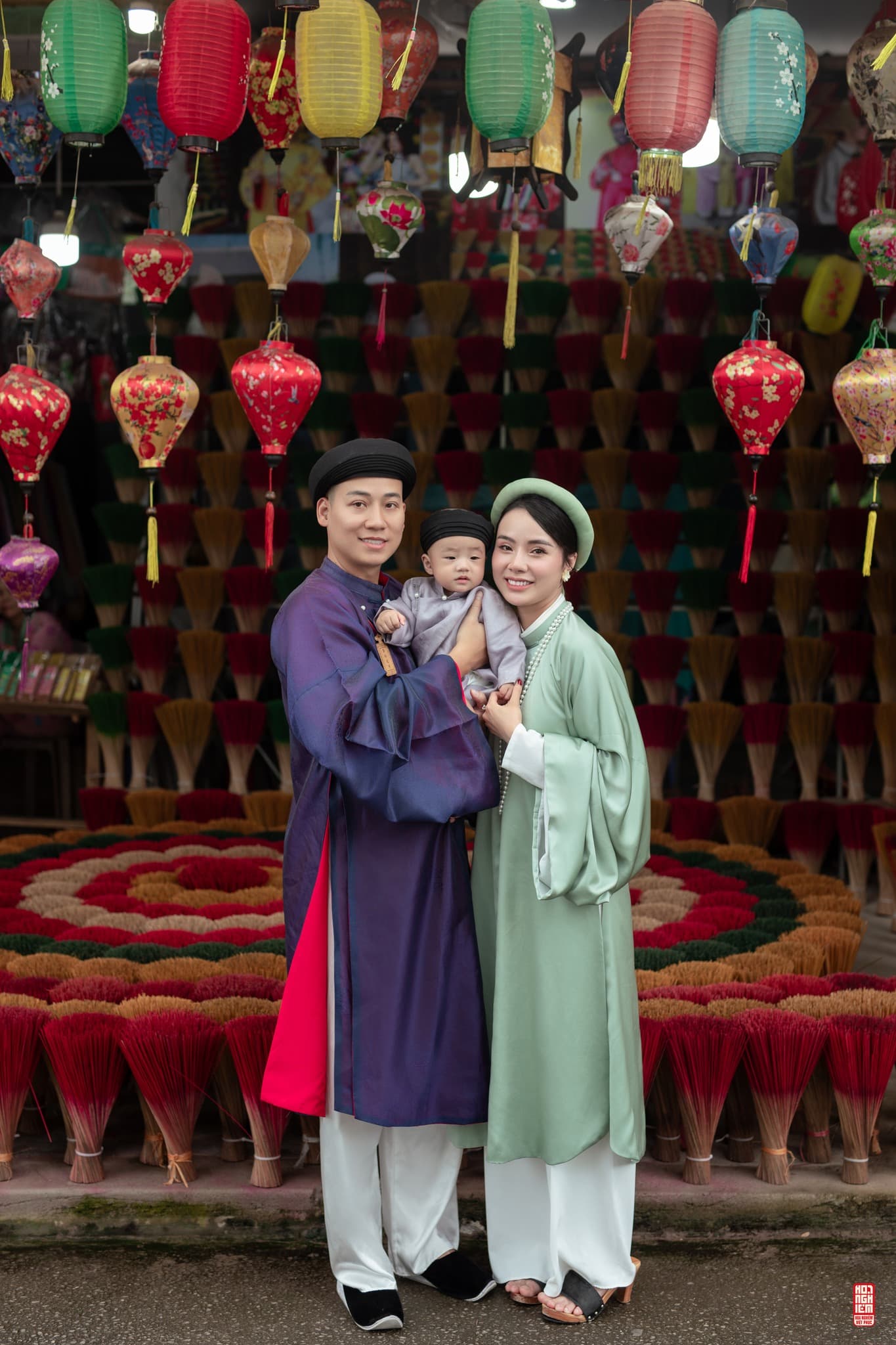 Cổ phục gia đình 3 người với áo Tấc truyền thống và Ngũ Thân cho bé, chụp ảnh gia đình tại Làng Hương Huế